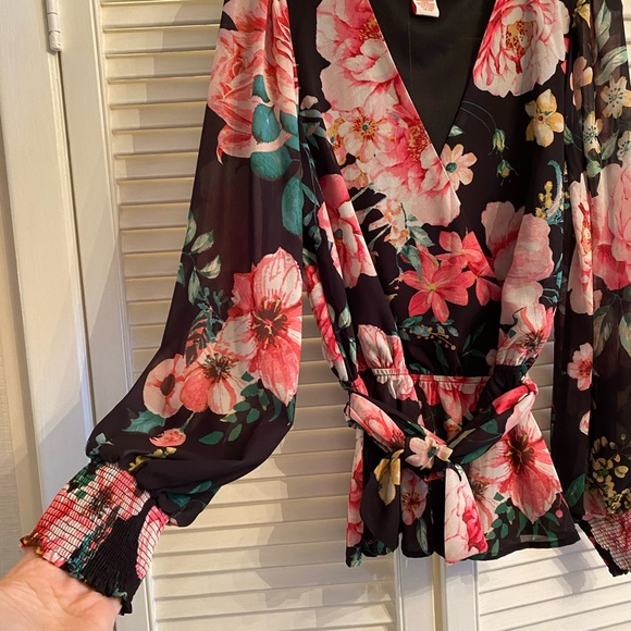 Flying Tomato floral peplum top size M NWOT - Picture 3 of 8